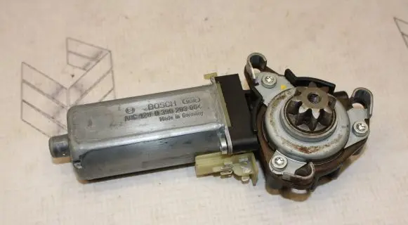 Mercedes-Benz CLS C219 Seat adjustment motor 0390203004