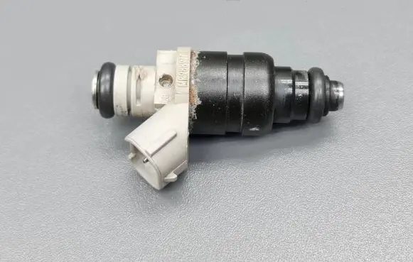Mitsubishi Colt Fuel injector MR988977