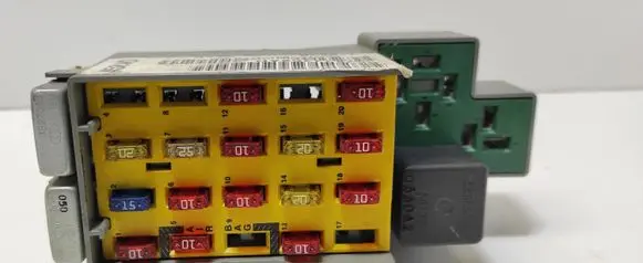 Chrysler PT Cruiser Fuse module 04671458AD