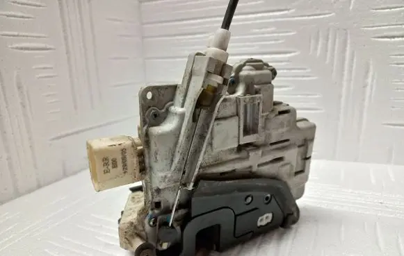 Audi A4 S4 B7 8E 8H Front door lock 8E1837016
