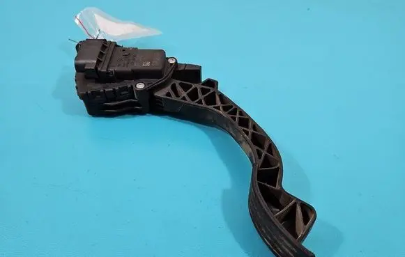 Accelerator throttle pedal
