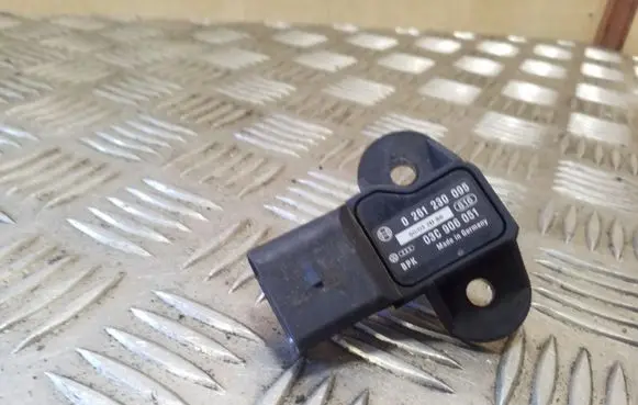 Volkswagen Golf V Air pressure sensor 0261230095 03C906051