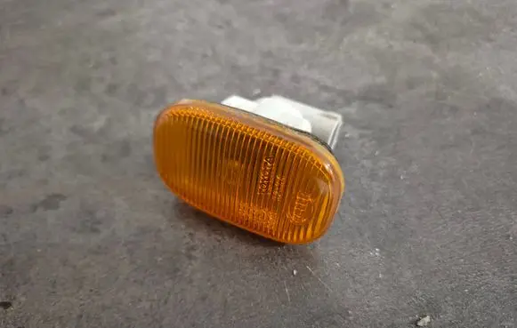 Toyota Hilux (AN10, AN20, AN30) Front fender indicator light 