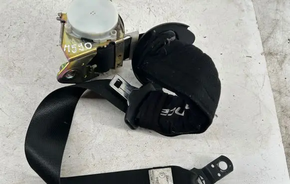 BMW X3 E83 Front seatbelt 33033481