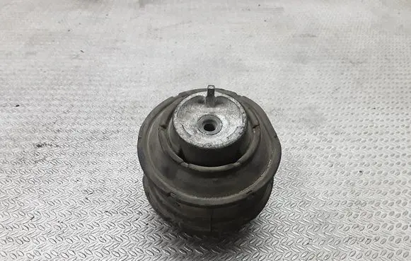 Mercedes-Benz S W220 Engine mount bracket