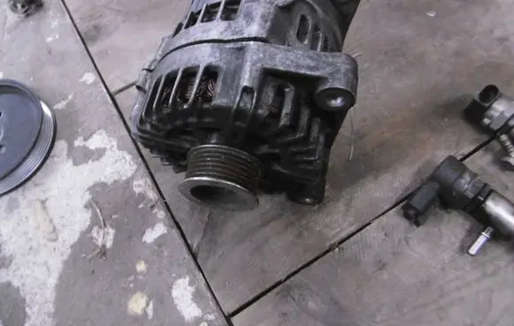 BMW 5 E60 E61 Generator/alternator FG18S019 2543461B 7802261