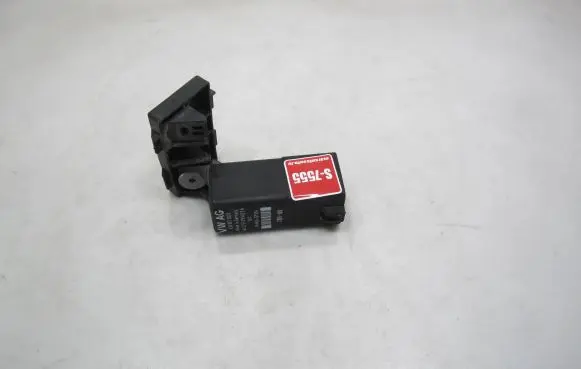 Volkswagen Golf V Glow plug pre-heat relay 038907281D 51299023A