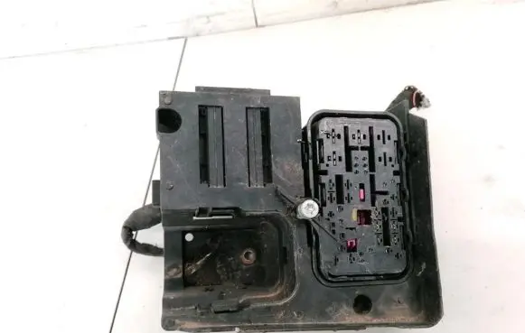 Volkswagen Touran I Fuse box set 1k0937700a