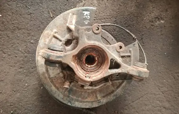 Land Rover Discovery 3 - LR3 Rear wheel hub