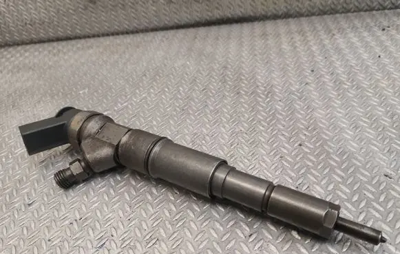 BMW 5 E60 E61 Fuel injector 7793836