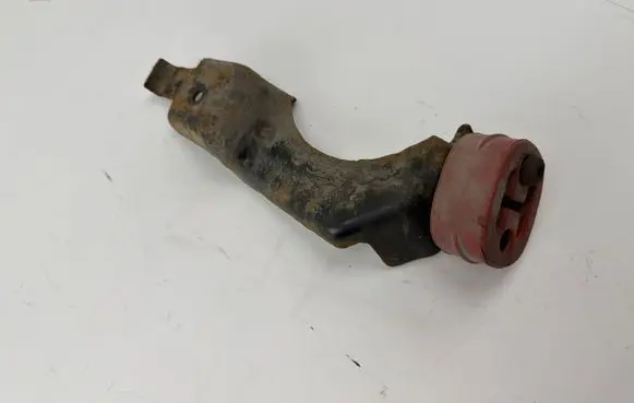 Volkswagen PASSAT B7 Muffler mount bracket/holder 1K0253147