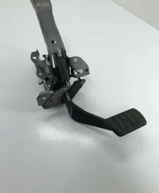 Toyota RAV 4 (XA40) Brake pedal
