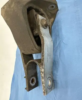 Engine mount bracket