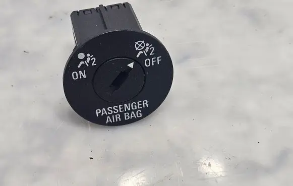 Opel Insignia A Passenger airbag on/off switch 13268602