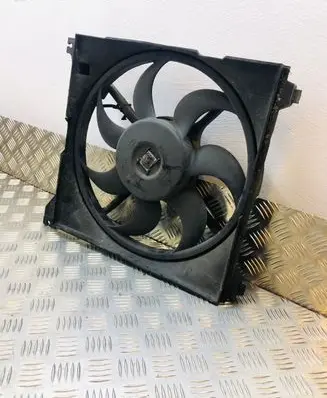 Hyundai Trajet Radiator cooling fan shroud 4569631