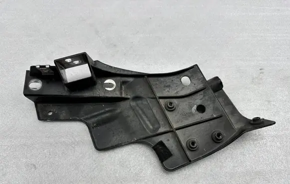 Audi A8 S8 D4 4H Fender mounting bracket 4H0821234