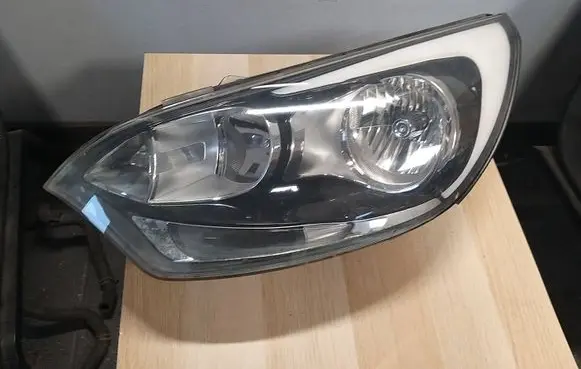 KIA Rio Headlight/headlamp 921011W