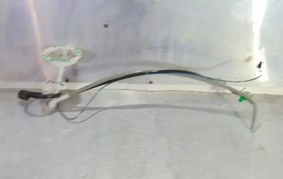 Volkswagen PASSAT B5 Fuel line pipe