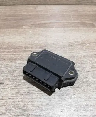 Volkswagen Golf III Ignition amplifier control unit 211905351D