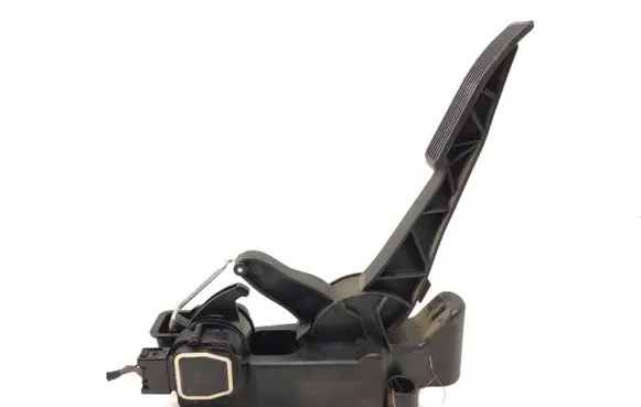 Accelerator throttle pedal
