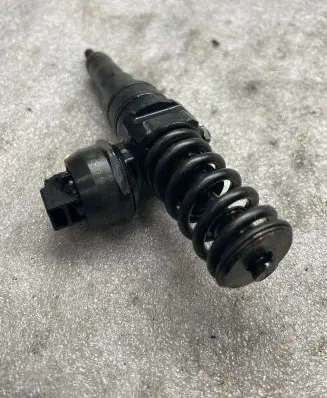 Volkswagen PASSAT B5 Fuel injector 038130073AJ
