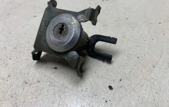 Citroen Xsara Picasso Front door lock (next to the handle) 