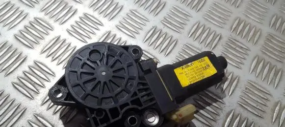 Hyundai Elantra Front door window regulator motor 824602D000 82460-2D000