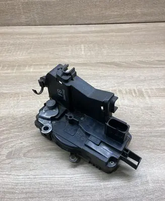Opel Vectra C Front door lock 24447340 LEFTSIDE