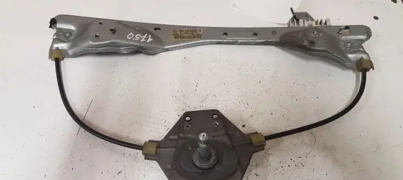 Rear door manual window regulator