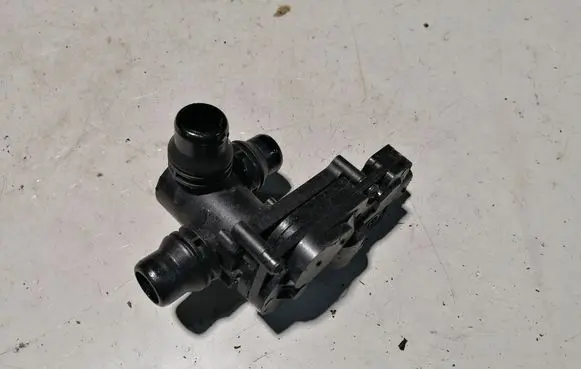 Mercedes-Benz Vito Viano W447 Coolant heater control valve A0005061300