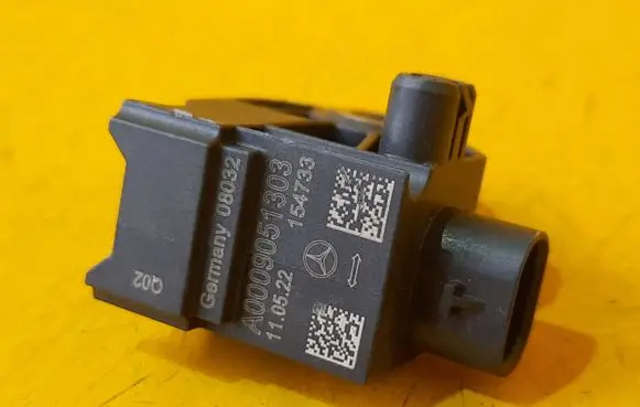 Mercedes-Benz C W205 Airbag deployment crash/impact sensor A0009051303