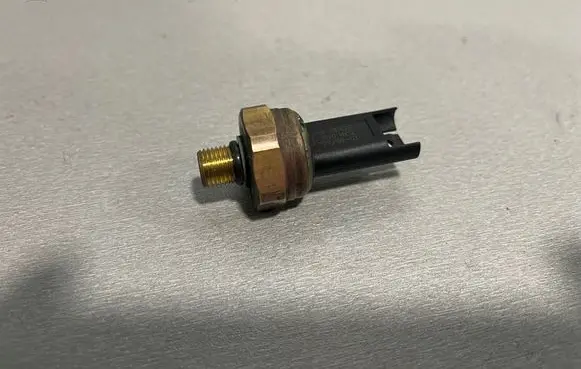 BMW 3 E92 E93 Fuel pressure sensor 7614317
