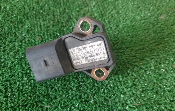 Volkswagen Golf V Air pressure sensor 038906051C