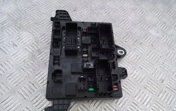 Opel Astra J Fuse module 13343949