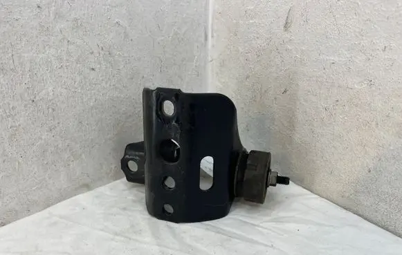 Engine mounting bracket