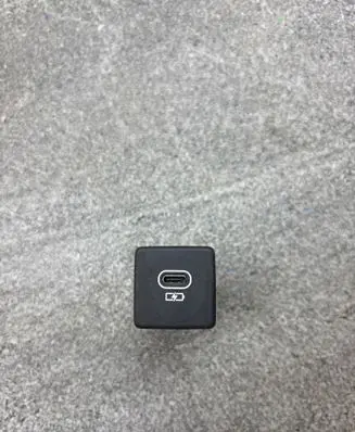 Land Rover Discovery Sport USB socket connector XBGT3 MBE219010CA