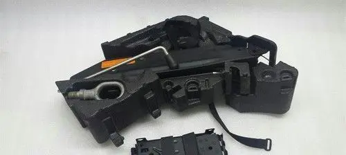 Volkswagen Touareg I Tool set 7L0011031B