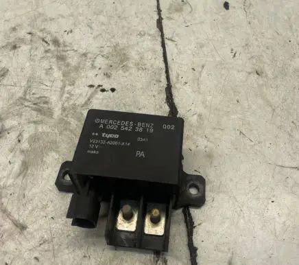 Mercedes-Benz E W211 Charging relay A0025423819 V23132A2001X14