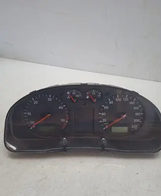 Volkswagen PASSAT B5 Speedometer (instrument cluster) 88311245