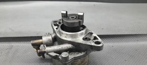Opel Corsa D Vacuum pump 55193232