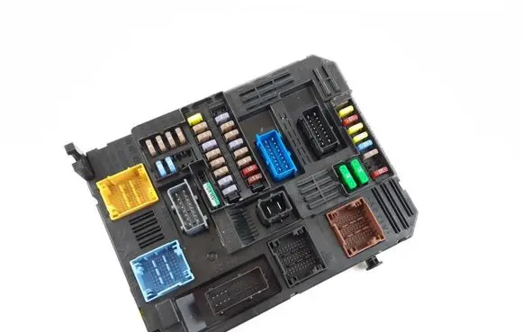 Peugeot 2008 I Fuse module 9855665080 28835004 3332443499