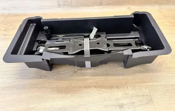 Audi A4 S4 B9 8W Tool set 8W0011031B 8W0012169