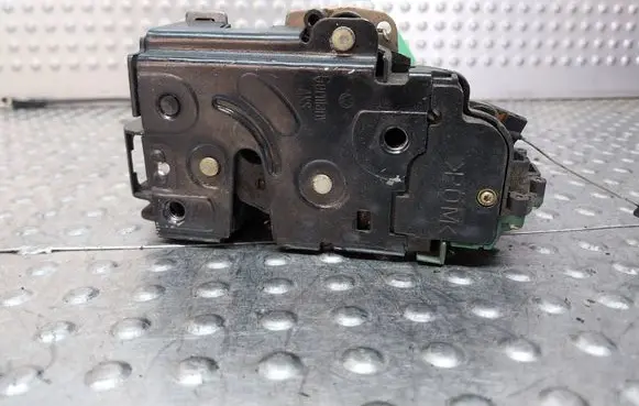 Seat Ibiza III (6L) Front door lock S26372390 6L3837085A