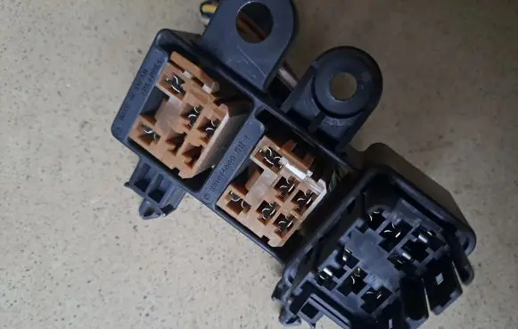 Subaru Legacy Relay mounting block R8101400B