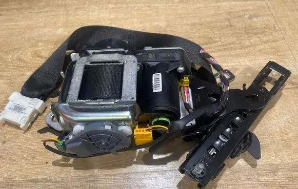 Mercedes-Benz C W205 Front seatbelt 0589P1000250 012R000 636147600B