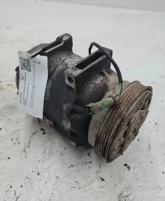 Volkswagen PASSAT B5 Air conditioning (A/C) compressor (pump) 8D0260805D