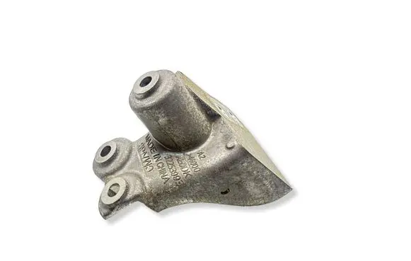 Volvo XC40 Engine mounting bracket 32253993