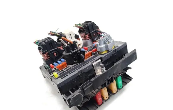 Peugeot 3008 I Fuse module 9667044980