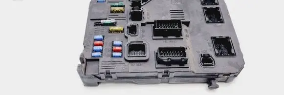 Peugeot 407 Fuse module 9655221080 S120104700J BSIS0200