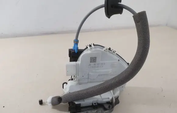 Audi Q2 - Front door lock 8X2837015D
